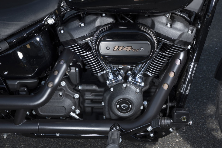 「ソフテイル」や「ツーリング」「トライク」「CVO」と、ハーレーの中でも上級モデルに搭載されるVツインエンジン「ミルウォーキーエイト」。「107」と「114」の2つの排気量が用意されており、「ローライダーS」には大排気量版の114が搭載される。