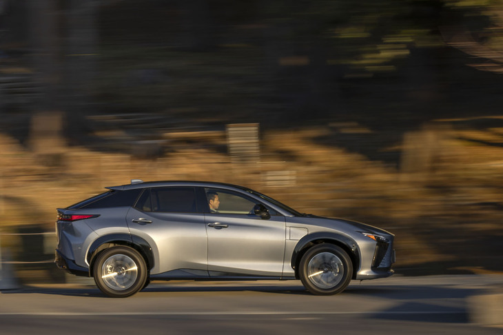 WLTCモードの一充電走行距離は599kmをうたうが、編集部F氏がエネルギー残量99％で都内を出発した時点でメーターパネルには走行可能距離415kmと表示されていたという。