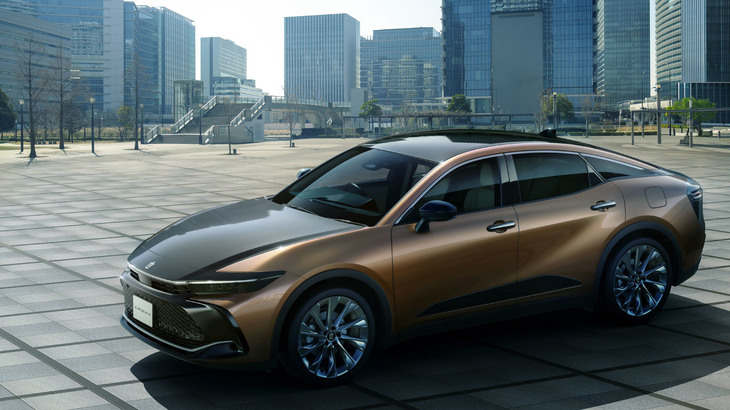 4兄弟の先鋒（せんぽう）として市場投入されたのは、セダンをリフトアップしたかのようなスタイルの「クラウン クロスオーバー」だった。