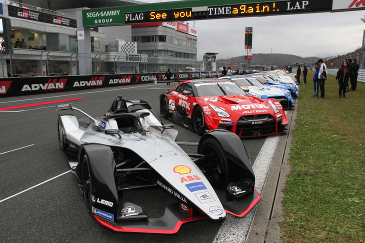 フィナーレに並んだ、「日産フォーミュラE」と直前に行われたNISMO GP 2018の出走マシン。ホームストレート上のブリッジには“See you again!”の文字が。