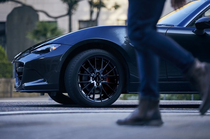 「ロードスターRF RSホワイトリミテッドセレクション」はBBS製の鍛造17インチアルミホイールを装備する。