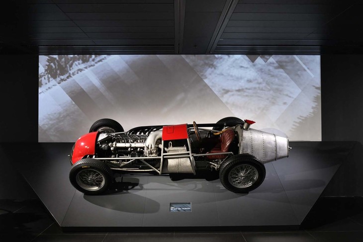 1950年にF1での勝利をものにした「158」の改良型が「159」。158は1950年の初F1で全勝したモンスター。この後継車の陣頭指揮を執ったのも158の生みの親、ジョアッキーノ・コロンボだ。リアサスペンションをド・ディオンに置換、425PSのパワーと最高速度300km/hを誇ったものの、1951年シーズンはふるわなかった。J.M.ファンジオがドライバーズチャンピオンを獲得したが、この年を最後にF1参戦休止となった。