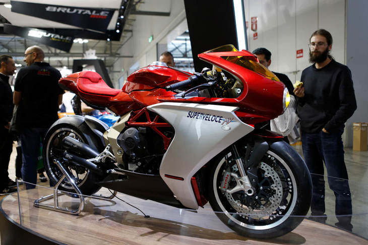 「MVアグスタ・スーパーベローチェ800」。MVアグスタがラインナップする、800cc並列3気筒エンジンを搭載するスーパースポーツ「F3 800」をベースに、専用デザインのフルカウルを装着したネオクラシックなモデルである。各部にレザー素材が使われ、クラシックとモダンの融合が図られている。