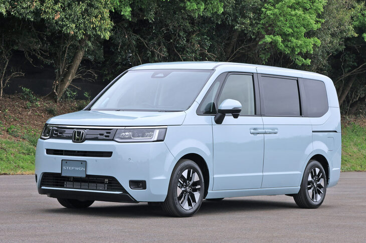 2022年5月に登場した、現行型「ホンダ・ステップワゴン」。オラオラ化が進む箱型ミニバンのかいわいにおける、一服の清涼剤である。（写真：荒川正幸）