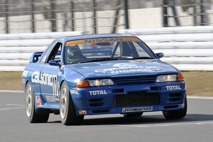 グループAで争われていた全日本ツーリングカー選手権（JTC）で、デビューした1990年に星野一義／鈴木利男が6戦中5勝を挙げてシリーズチャンピオンを獲得した「カルソニック・スカイライン」。ベースはもちろん「日産スカイラインGT-R（BNR32）」で、同車は90年から93年までのグループA全29戦を完全制覇した。