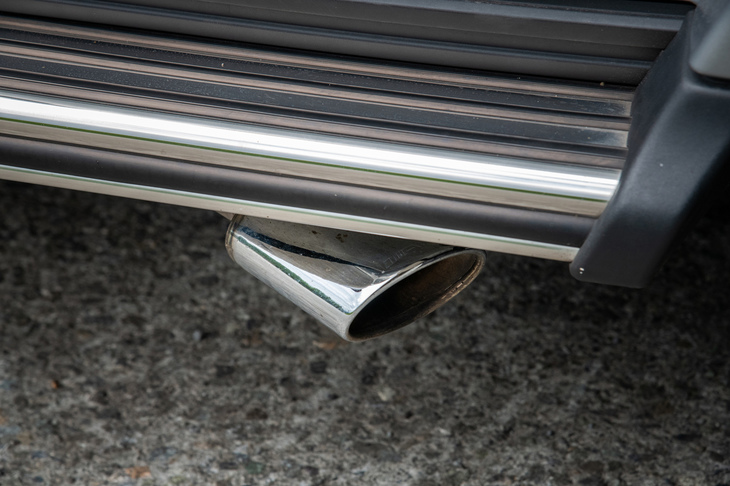 マフラーは左右サイド出し。エキゾーストフラップによって排気音の切り替えが可能な「AMGパフォーマンスエグゾーストシステム」が装備されている。