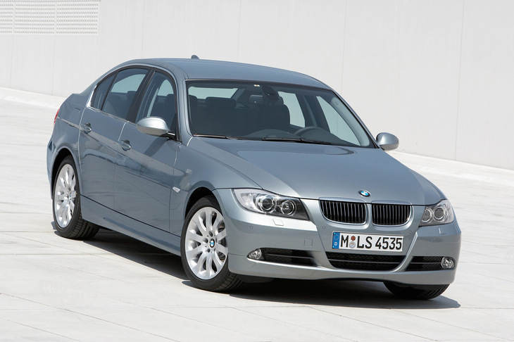 「BMW 3シリーズ」
	2025年で50周年を迎えたBMW 3シリーズは、スポーツサルーンの代表的存在。「02シリーズ」の後継として1975年にデビューした。映画に登場する「E90」は2005年に登場した第5世代モデル。