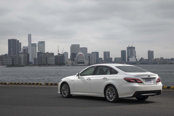 トヨタの高級セダンとして確固たる地位を築いてきたクラウン。1955年の誕生以来、モデルチェンジを繰り返しつつ“革新への挑戦”が続けられている。