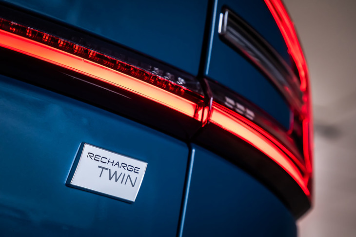 「C40リチャージ ツイン」は、2022年3月にシングルモーターのFWD仕様「C40リチャージ プラス シングルモーター」が追加設定されたことにより、同年秋の納車分から車名が「C40リチャージ アルティメット ツインモーター」に変更される。