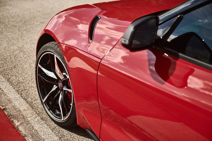 明照寺：「ボディーのボリュームを考えると、もう少し大きなタイヤを履かせるつもりだったのかもしれませんね」
	永福：「前も後ろも、フェンダーまわりはモリモリですもんね」
	（写真＝荒川正幸）