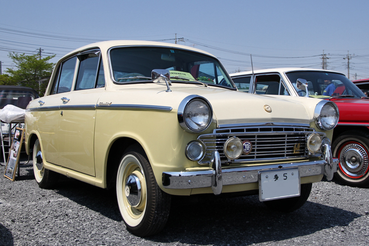 これもすばらしい状態の1963年「ダットサン・ブルーバード1200ファンシーデラックス」。日本初（世界初かも？）の女性仕様車で、36点もの専用アクセサリーが装備されていた。装備のひとつとして、方向指示器を作動させるとクリック音の代わりにオルゴールが鳴るのだが、今回、初めてその音を耳にすることができた。これまで数台の同型車を見たことがあるが、みな経年劣化でオルゴールが鳴らなくなっていたのだ。