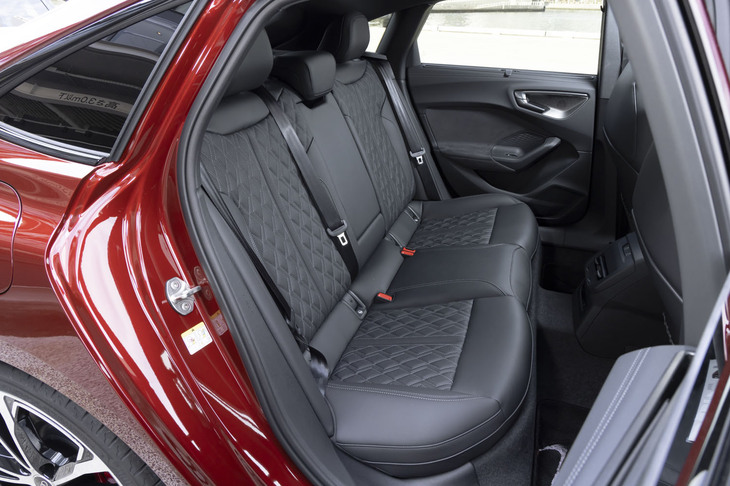 室内空間は先代「A6」と同等とされており、実際にも後席は広く、シートのサイズも立派だ。