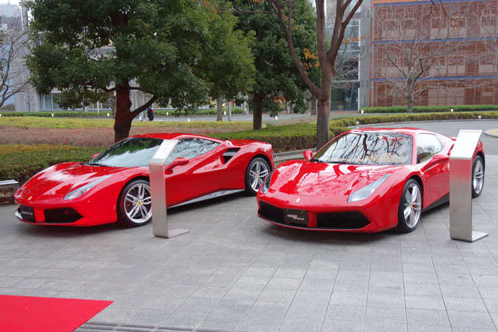 会場入り口前では、フェラーリのラインナップがそろってお出迎え。左から「488GTB」と「488スパイダー」。