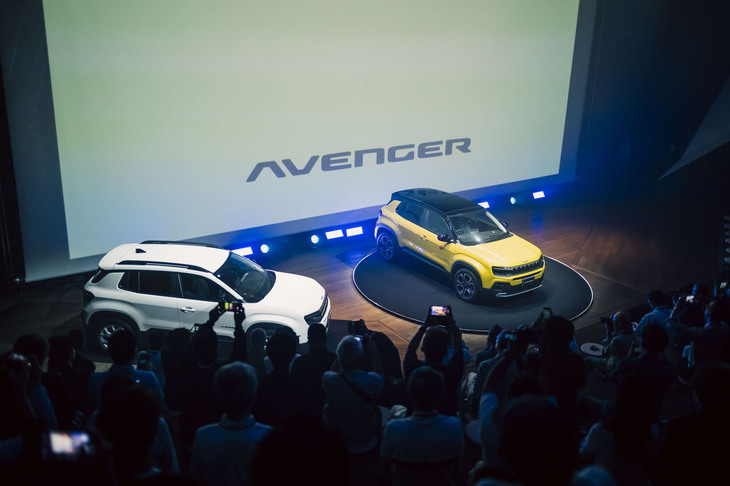 発表会場のステージ上でアンベールされた「ジープ・アベンジャー」。