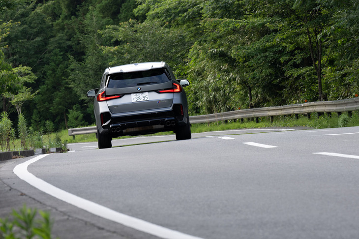 純ガソリンエンジンのハイパフォーマンスモデルでありながら、どこかBEVっぽい雰囲気を漂わせていた「X1 M35i xDrive」。BEVも豊富に取りそろえるBMWは、この方向でＭモデルのドライブフィールも統一していくのかもしれない。