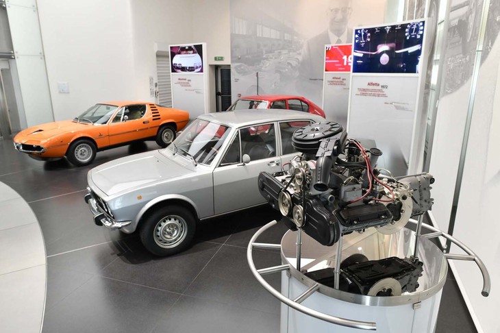 トランスアクスルとド・ディオンのサスペンションを与えられた初の量産車「アルフェッタ」（手前）。北イタリアの象徴であったアルファ・ロメオが経済支援の目的で初めて南イタリアで生産した「アルファスッド」（中）。モントリオール博覧会にプロトタイプとして初出品された「ジュリア スプリントGT」ベースの「モントリオール」（左奥）は、ベルトーネ（M.ガンディーニ）の手になるもので、1970年から「ティーポ33」用の2.6リッターV8をデチューンしたエンジンを搭載、生産モデルとなった。