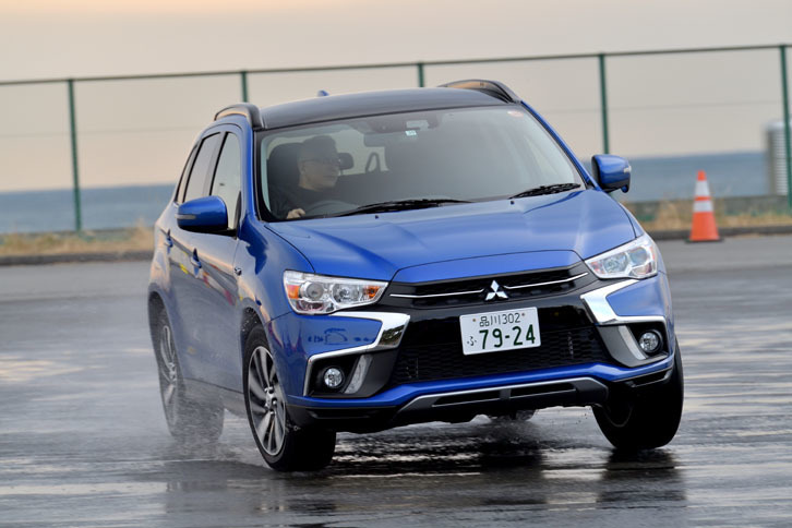 比較用として「RVR」にも試乗した。ボディーが小さいだけあって軽快感は高い。しかし、スラロームでの身のこなしは「エクリプス クロス」の方が軽やかだった。