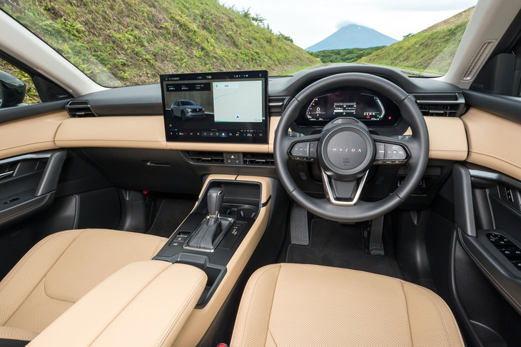 試乗車は最上級グレードの「L」。シフトパドルやステアリングヒーター（これは「G」にも装備）、BOSEのサウンドシステム、インテリアイルミネーションなどが装備される。