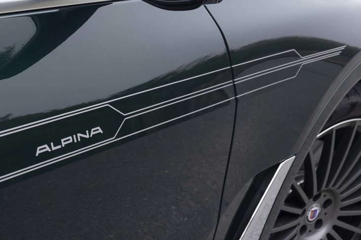 ボディーサイドには「アルピナデコセット」と呼ばれる矢羽根のようなデカールが貼られる。試乗車のボディーカラーは「アルピナグリーン」。