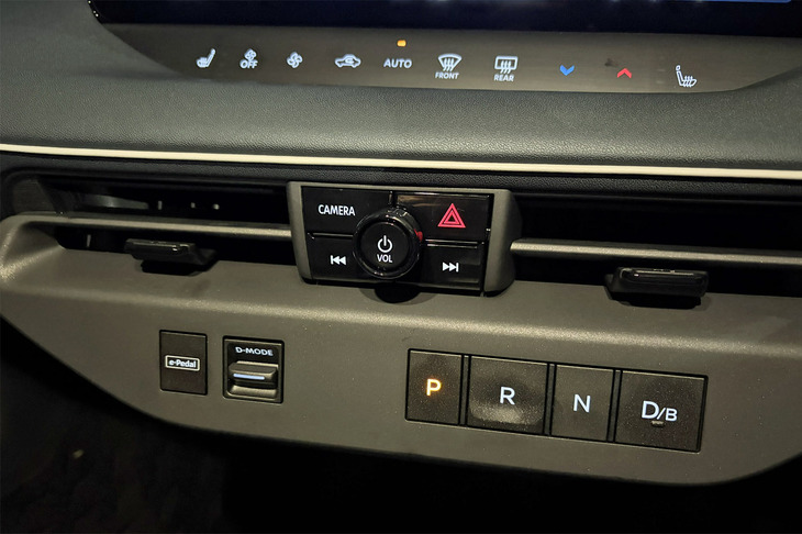 ダッシュボード中央のエアコン吹き出し口下に、各種スイッチが整然と並ぶ。スイッチは左から「プロパイロットパーキング」、より強い回生ブレーキが得られる「e-Pedal」、ドライブモードセレクター、そしてシフトセレクターとなる。