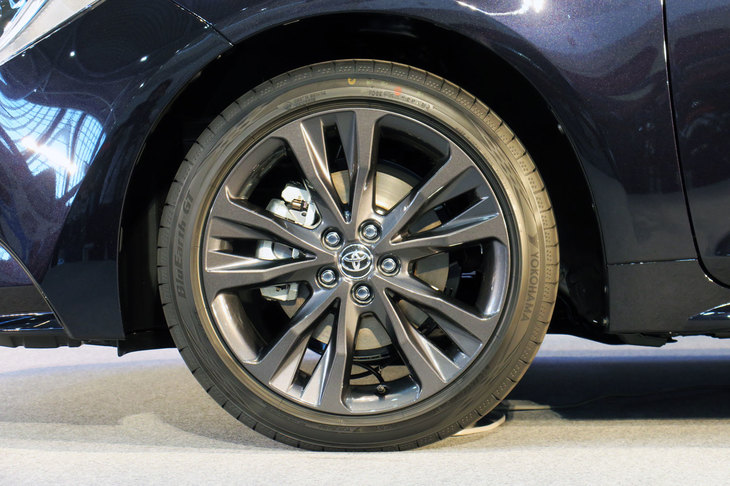 トヨタ・カローラ ツーリング ハイブリッドW×B（タイヤ＆ホイール）