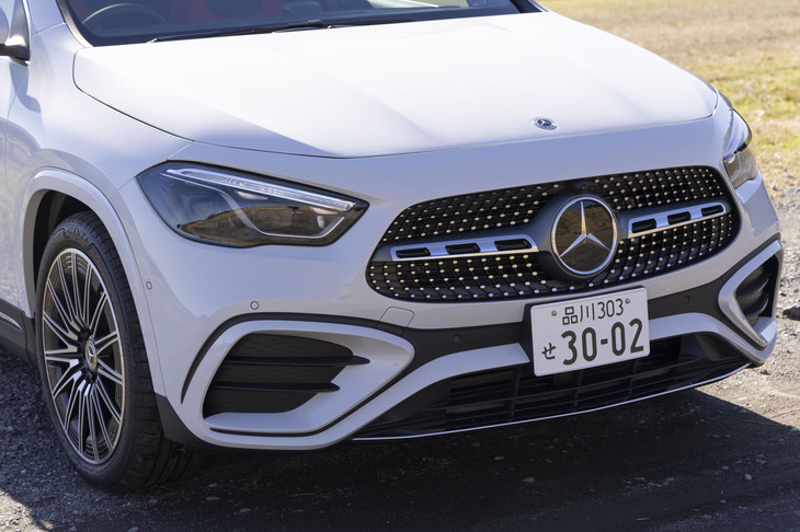 フロントマスクも「AMGラインパッケージ」で大きく変わる。グリル内部にシルバーのドットがちりばめられるほか、バンパー両サイドの開口部が大きくなる。