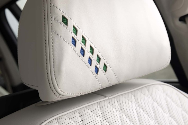 ブルーとグリーン、ブランドカラー2色を使ったヘッドレストのひし形エンブレムはオプションでチョイスできる。