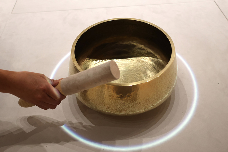 実は2011年からミラノにデザインスタジオを構えており、デザインウイークの参加も10回目となるトヨタ紡織のパビリオン。大径の“おりん”は島谷好徳氏の製作によるもので、ビジターのたたき加減によって、周囲に投影される光輪がさまざまな形に変化。聴覚と視覚で心地よさを体感させる。