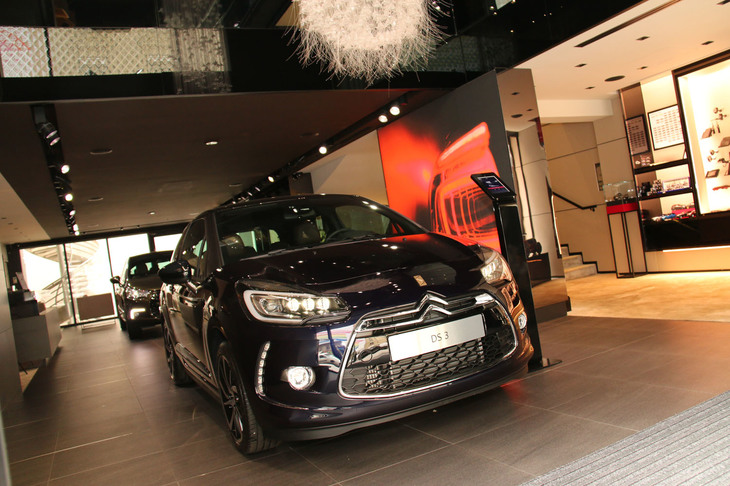 DSワールド・パリの1階部分には高さ3.8mの吹き抜けがあり、1300本の光ファイバーを用いたシャンデリアが下げられていた。