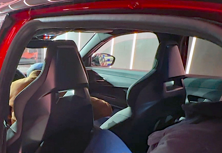 サベルト製バケットシートを後方から見る。写真では見えづらいが、シート下端にも大きな通気孔が開けられている。