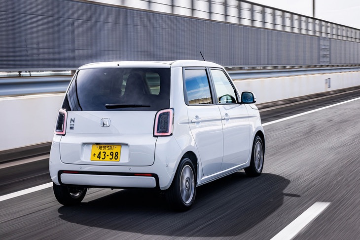 加速・減速・完全停止をアクセルペダルの操作だけで行える「シングルペダルコントロール」機能をホンダの軽乗用車として初採用。シングルペダルコントロールは慣れれば楽なうえに、運転が楽しくなる。