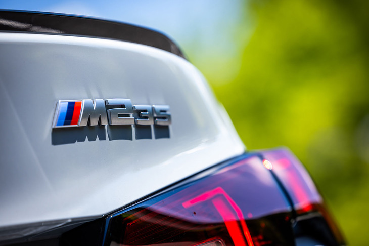 3モデルがラインナップされる「2シリーズ グランクーペ」のなかから、今回は高性能モデルに位置づけられる「M235 xDrive」をロングドライブに連れ出した。車両本体価格は734万円。