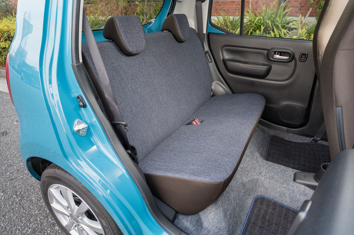 前席同様、頭上や肩まわりのスペースにゆとりが増した後席。それでも「あくまで非常用」という扱いなのか、ヘッドレストが標準装備されるのは「ハイブリッドX」のみで、後は「L」にオプション設定されるだけだ。