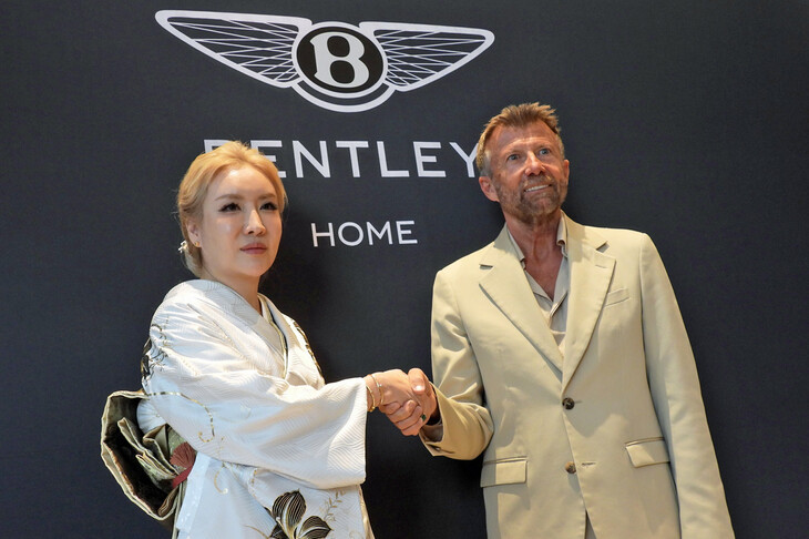 Design Doの高木 圭代表兼CEO（写真左）と、伊ラグジュアリーリビンググループのアンドレア・ジェンティリーニCEO（同右）。