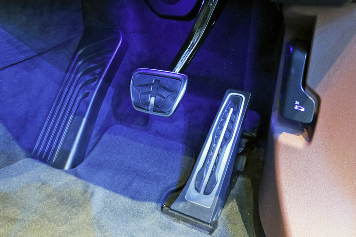 BMW XM（アクセル／ブレーキペダル）