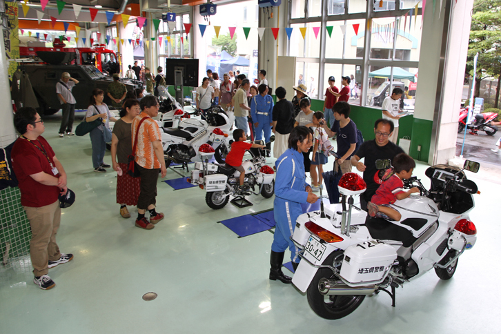 恒例となっている、地元の警察、消防、自衛隊の協力による特殊車両の展示。