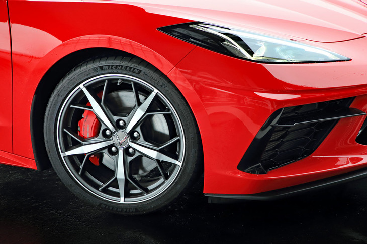 日本仕様の「コルベット」には「Z51パフォーマンスパッケージ」が採用されており、ブレンボ製の高性能ブレーキやパフォーマンスエキゾースト、電子制御LSD、ミシュランのスポーツタイヤなどが標準装備される。