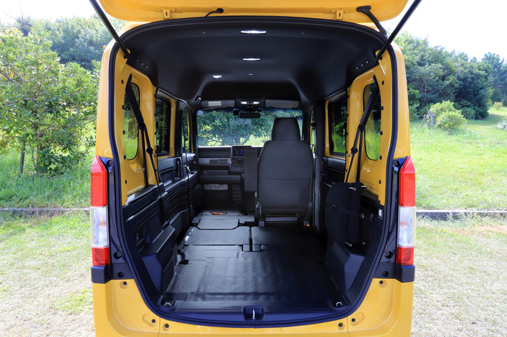 リアドア側から見た積載スペース。運転席以外のすべての席をダイブダウンさせると、荷室長2635mmの空間が生まれる。ビールケースであれば最大40個積載が可能とのこと。（容積が基準）。