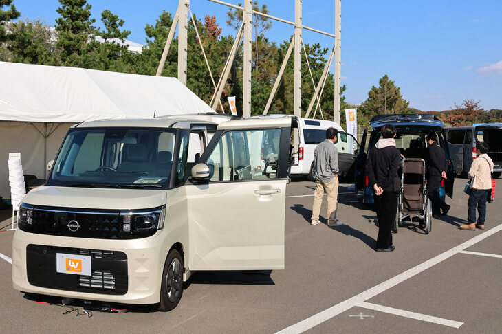 日産モータースポーツ＆カスタマイズが手がける大切なモデルのひとつが、福祉車両だ。展示車には2025年に新型となったばかりの「ルークス」の助手席スライドアップシート仕様と、「セレナ」のチェアキャブスロープタイプ、「キャラバン」のチェアキャブ仕様を用意。実際に触れてもらうことで、福祉車両への理解を深めてもらうのが目的とのことだった。