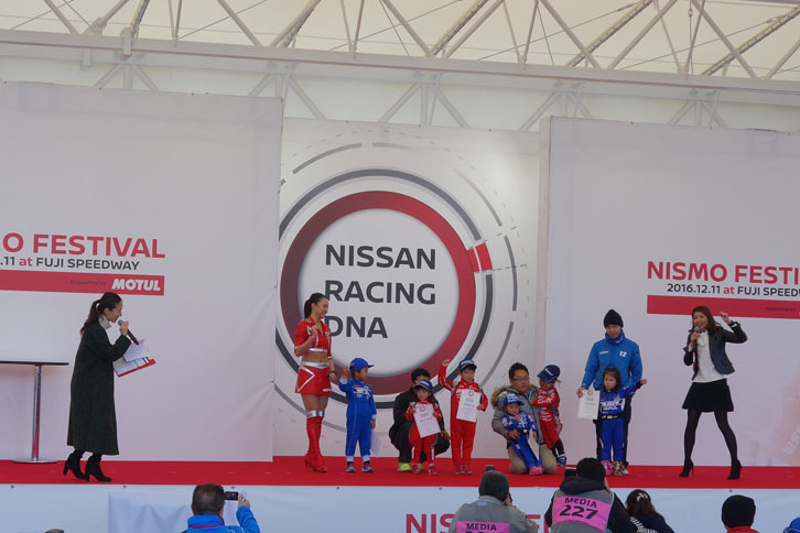 メインステージでは、一日を通じて、さまざまなイベントが行われた。写真は子どもたちによるレーシングスーツ着用のファッションショー。その名も「集まれ なりきりキッズ！」。
