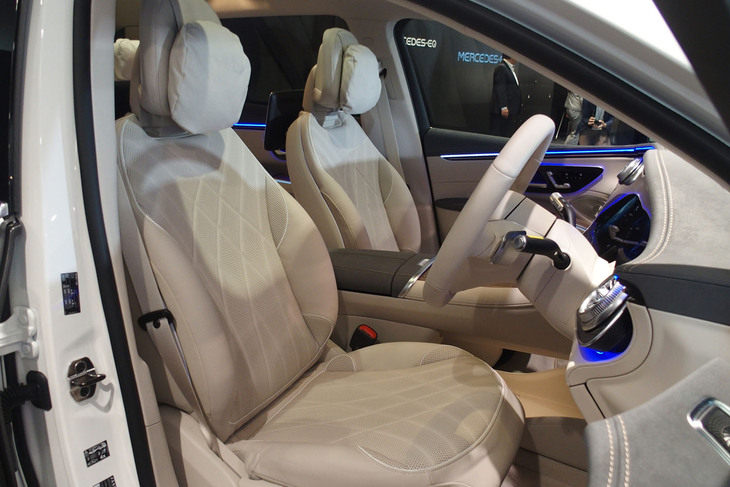 メルセデス・ベンツEQS450 4MATIC SUV（フロントシート）