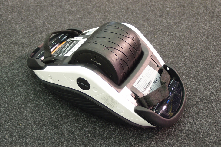 本体中央には大きなホイールが内蔵されている。両端にはシリコン製バンパーとアンビエントライトを装備。