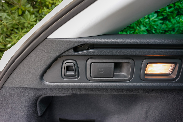 後席は、ラゲッジルーム内にあるレバーを引くと前に倒れる仕組み。