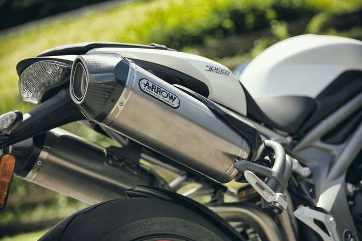 特別装備のひとつ、アロー製の軽量チタンマフラー。標準タイプよりもスムーズな排気と、刺激的なエキゾーストサウンドが得られる。
