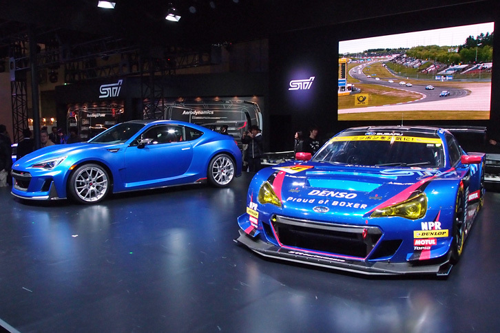 スバル／STIブースの中央に並べられた2台。左はコンセプトモデル「STI Performance Concept」で、右はSUPER GTの2016年シーズンを戦う「スバルBRZ GT300 2016」。