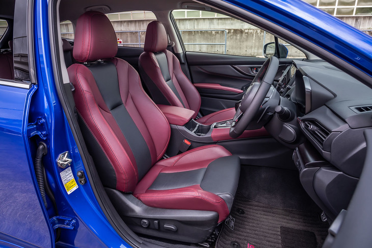 ヒーター機能が内蔵された「レヴォーグSTI Sport EX」のフロントシート。同グレードでは、ボルドー×ブラックのコンビネーションカラー（本革）のみの設定となる。