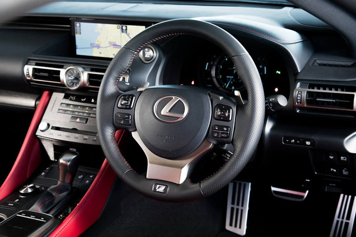 ステアリングホイールは“Fスポーツ”専用デザイン。コラムからはレーダークルーズコントロールの操作レバーが生えている。