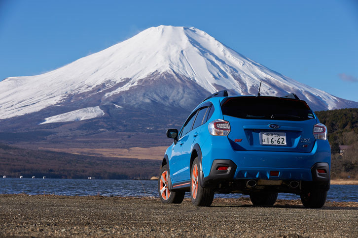 ボディーカラーには、テスト車に採用されていた「ハイパーブルー」と「クリスタルブラック・シリカ」、有償色の「クリスタルホワイト・パール」の3色が用意される。