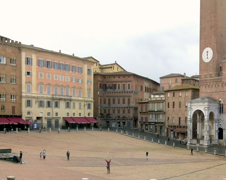 シエナのカンポ広場を捉える地元ライブカメラにあえて映ってみた筆者（両手を上げている人物）。2020年5月19日撮影。