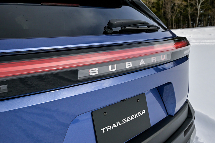 はやりの左右ひとつながりのテールランプの中央に「SUBARU」ロゴをレイアウト。リアにオーバルのブランドエンブレムがないスバル車は珍しい。